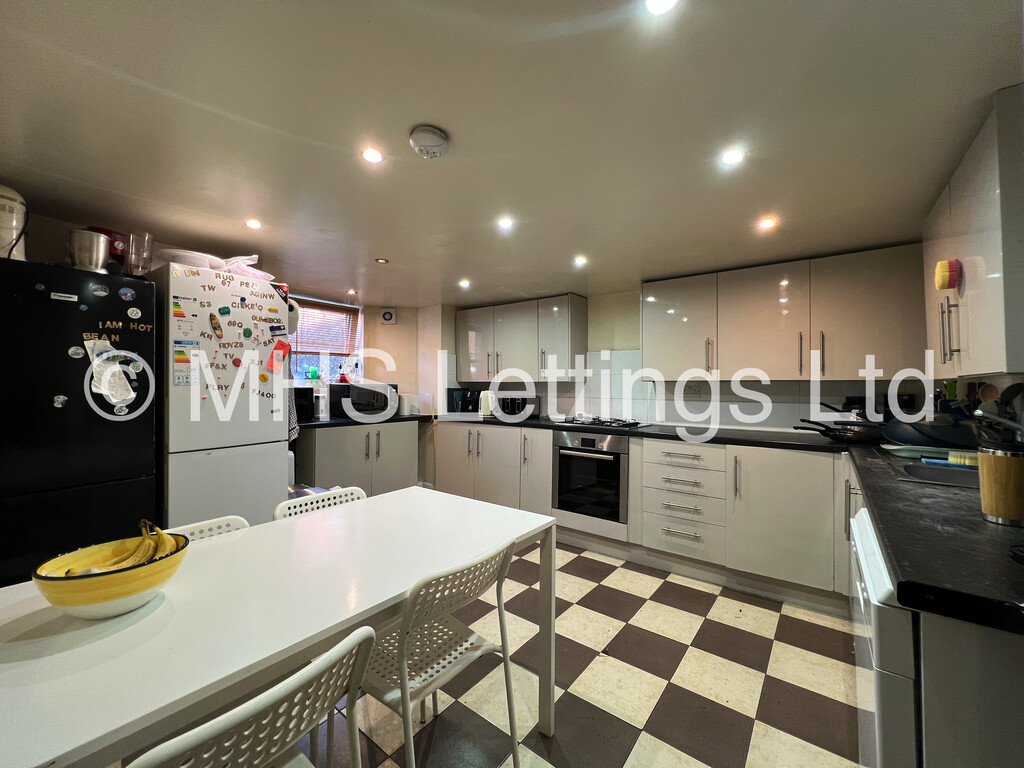 Photo of 5 Bedroom Mid Terraced House in 49 Thornville Road, Leeds, LS6 1JY