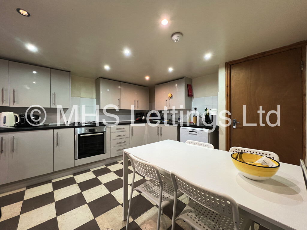 Photo of 5 Bedroom Mid Terraced House in 49 Thornville Road, Leeds, LS6 1JY