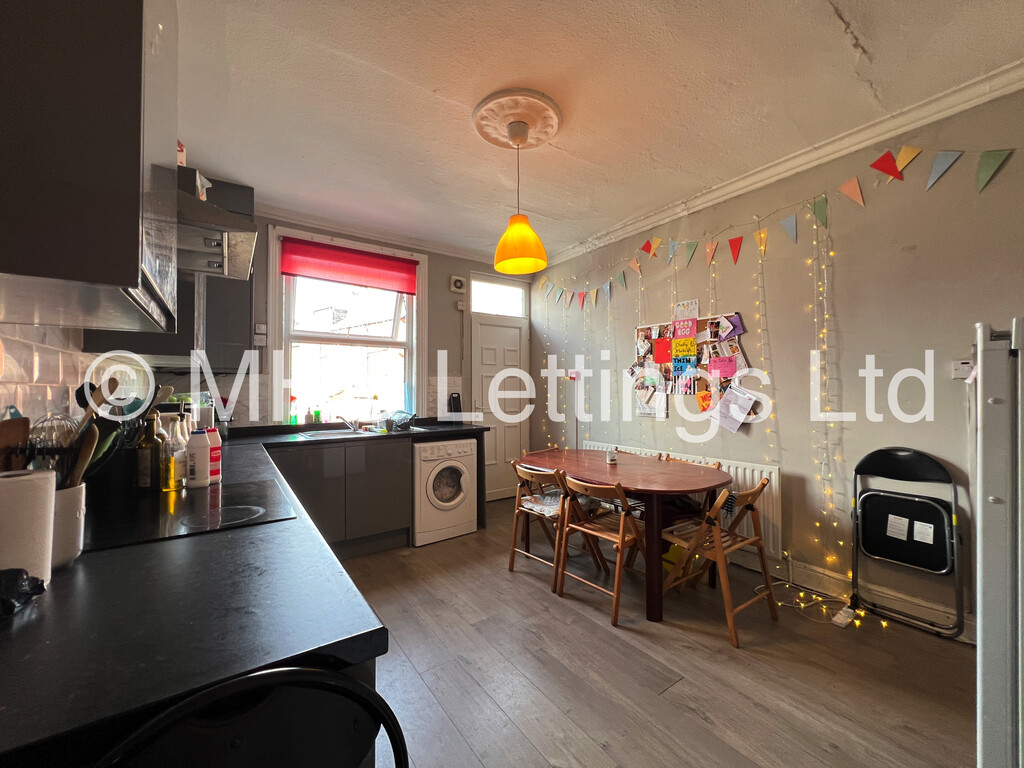 Photo of 5 Bedroom Mid Terraced House in 63 Royal Park Avenue, Leeds, LS6 1EZ