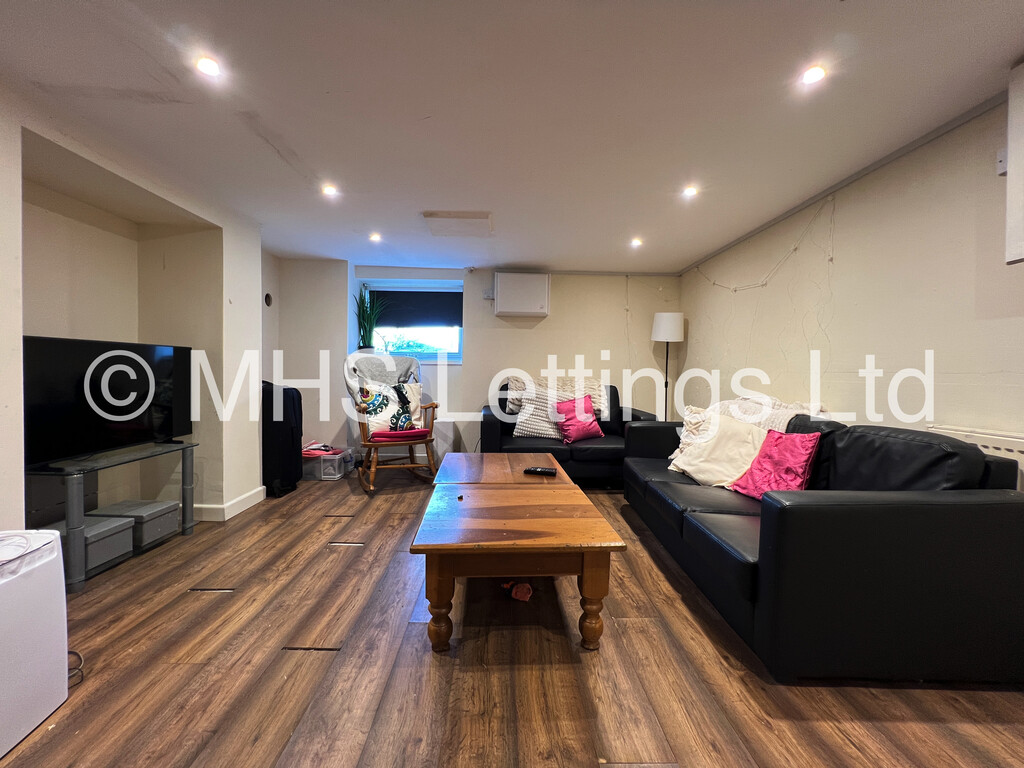Photo of 5 Bedroom Mid Terraced House in 63 Royal Park Avenue, Leeds, LS6 1EZ
