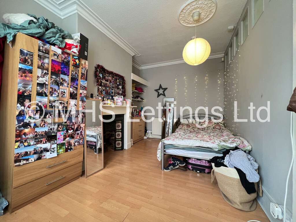 Photo of 5 Bedroom Mid Terraced House in 63 Royal Park Avenue, Leeds, LS6 1EZ