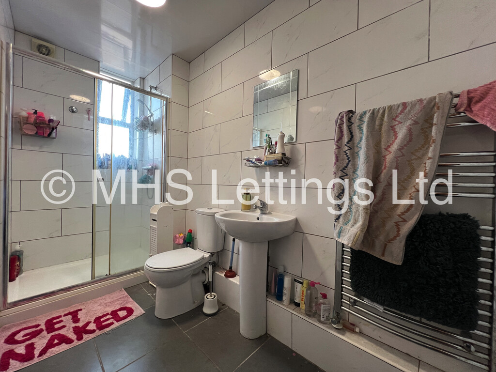 Photo of 5 Bedroom Mid Terraced House in 63 Royal Park Avenue, Leeds, LS6 1EZ
