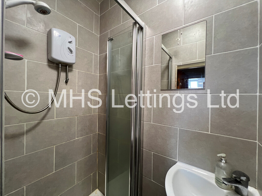 Photo of 5 Bedroom Mid Terraced House in 63 Royal Park Avenue, Leeds, LS6 1EZ