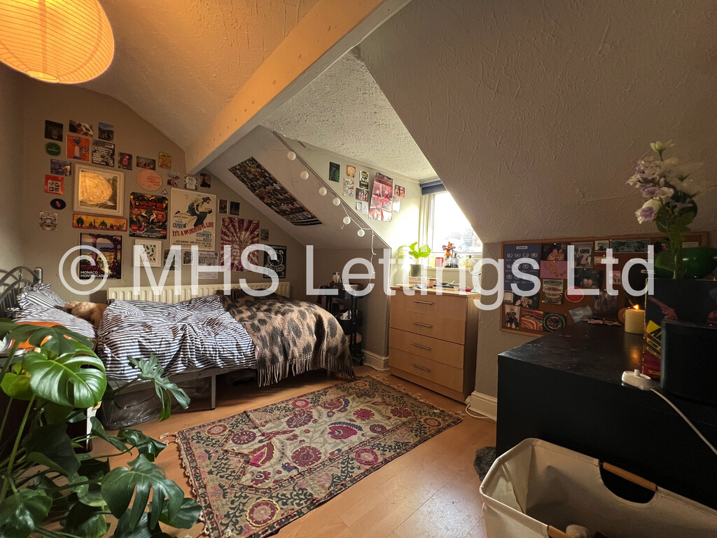 Photo of 5 Bedroom Mid Terraced House in 63 Royal Park Avenue, Leeds, LS6 1EZ