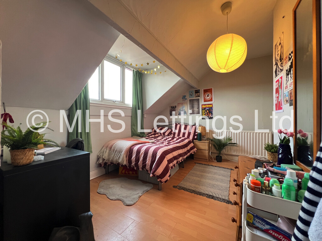 Photo of 5 Bedroom Mid Terraced House in 63 Royal Park Avenue, Leeds, LS6 1EZ