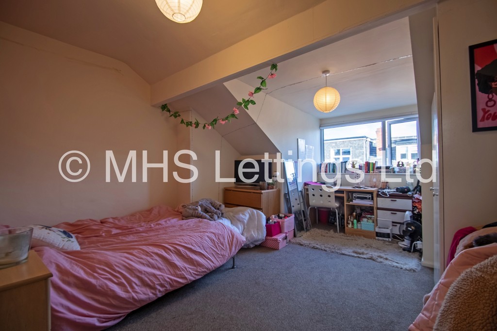 Photo of 4 Bedroom Mid Terraced House in 3 Welton Place, Leeds, LS6 1EW