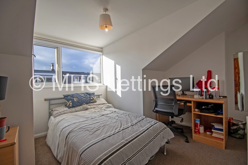 Photo of 4 Bedroom Mid Terraced House in 3 Welton Place, Leeds, LS6 1EW