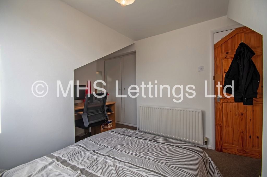 Photo of 4 Bedroom Mid Terraced House in 3 Welton Place, Leeds, LS6 1EW