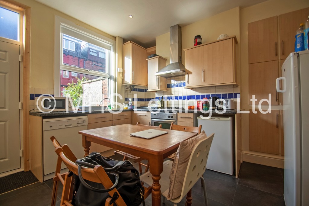 Photo of 4 Bedroom Mid Terraced House in 3 Welton Place, Leeds, LS6 1EW