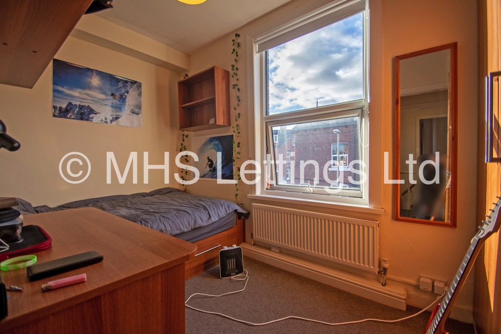 Photo of 4 Bedroom Mid Terraced House in 3 Welton Place, Leeds, LS6 1EW