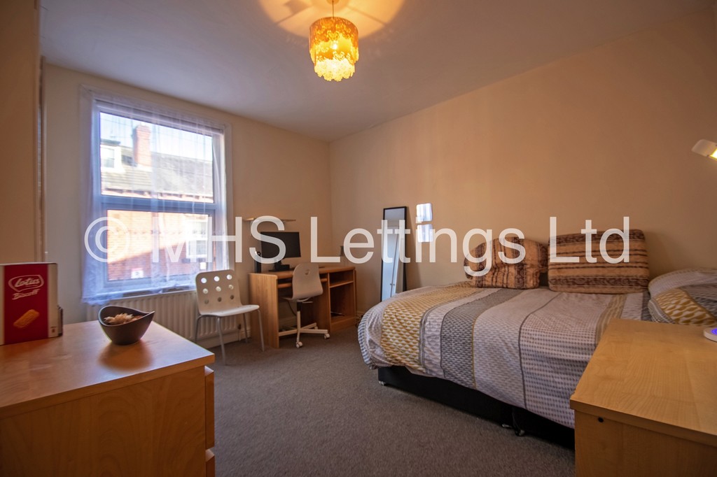 Photo of 4 Bedroom Mid Terraced House in 3 Welton Place, Leeds, LS6 1EW
