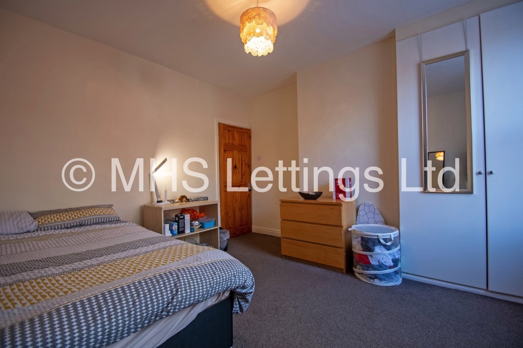 Photo of 4 Bedroom Mid Terraced House in 3 Welton Place, Leeds, LS6 1EW