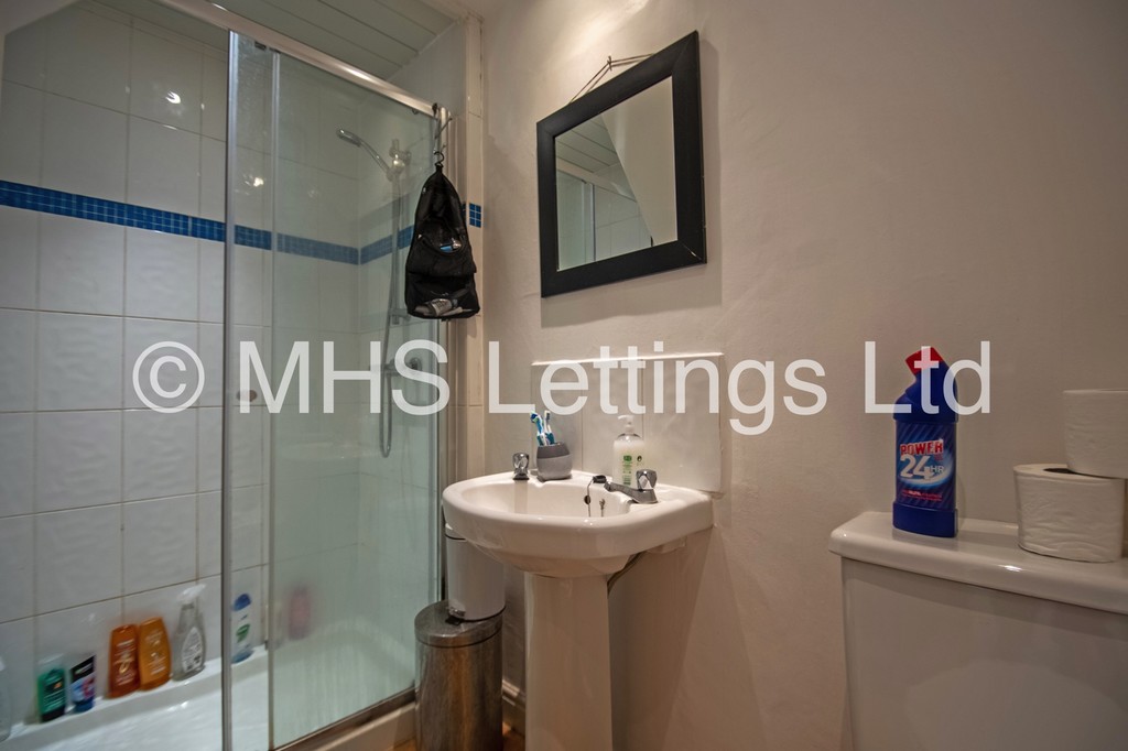 Photo of 4 Bedroom Mid Terraced House in 3 Welton Place, Leeds, LS6 1EW