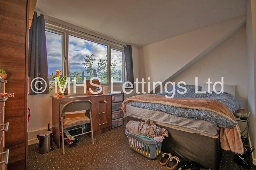 Photo of 5 Bedroom Mid Terraced House in 11 Ashville Grove, Leeds, LS6 1LY