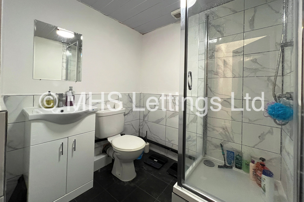 Photo of 5 Bedroom Mid Terraced House in 11 Ashville Grove, Leeds, LS6 1LY
