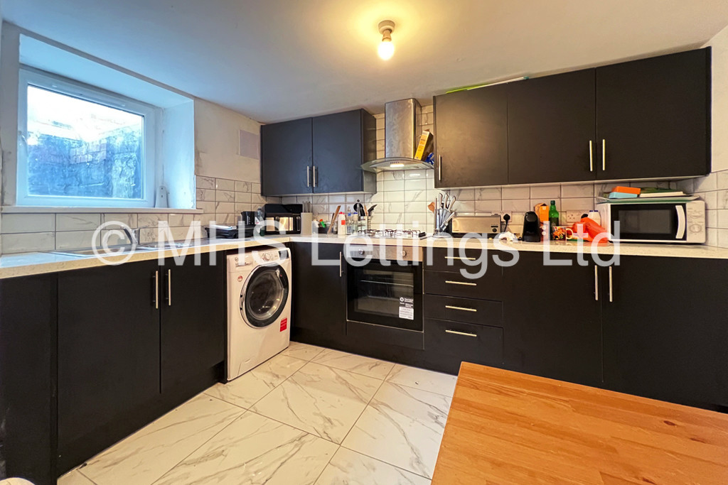 Photo of 5 Bedroom Mid Terraced House in 11 Ashville Grove, Leeds, LS6 1LY
