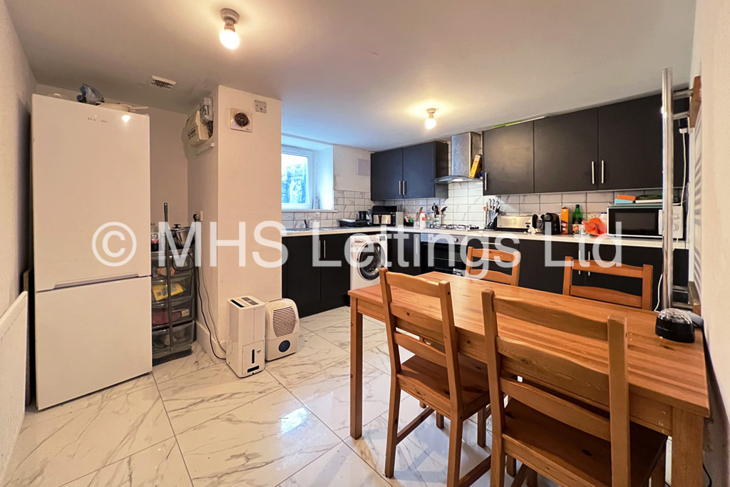 Photo of 5 Bedroom Mid Terraced House in 11 Ashville Grove, Leeds, LS6 1LY
