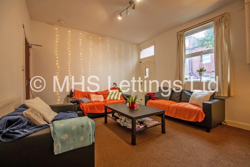 Photo of 5 Bedroom Mid Terraced House in 11 Ashville Grove, Leeds, LS6 1LY