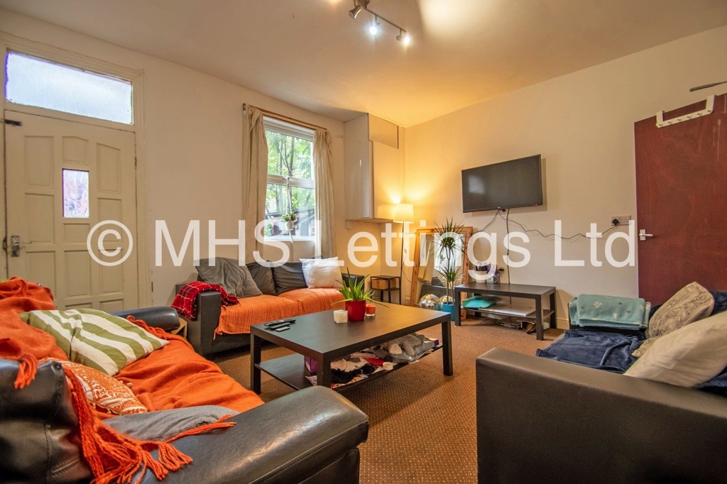 Photo of 5 Bedroom Mid Terraced House in 11 Ashville Grove, Leeds, LS6 1LY