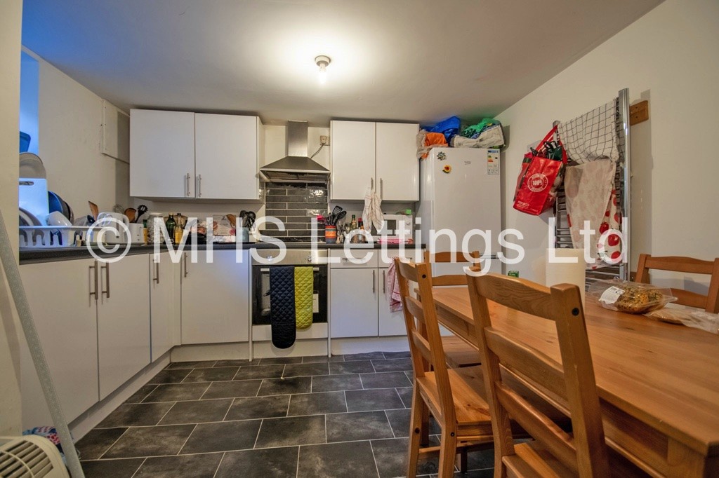 Photo of 5 Bedroom Mid Terraced House in 11 Ashville Grove, Leeds, LS6 1LY