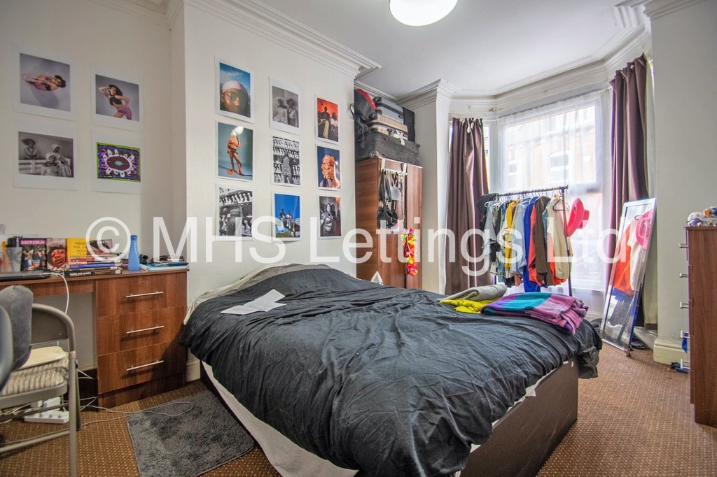 Photo of 5 Bedroom Mid Terraced House in 11 Ashville Grove, Leeds, LS6 1LY
