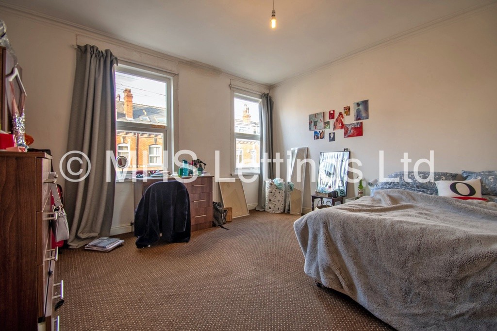 Photo of 5 Bedroom Mid Terraced House in 11 Ashville Grove, Leeds, LS6 1LY