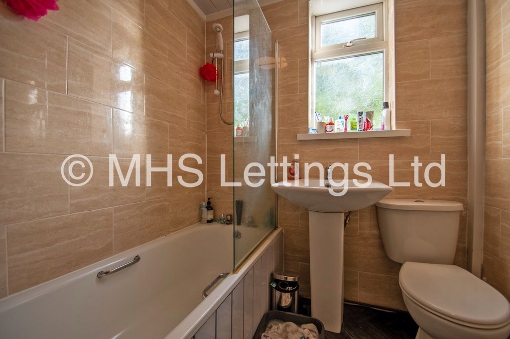 Photo of 5 Bedroom Mid Terraced House in 11 Ashville Grove, Leeds, LS6 1LY