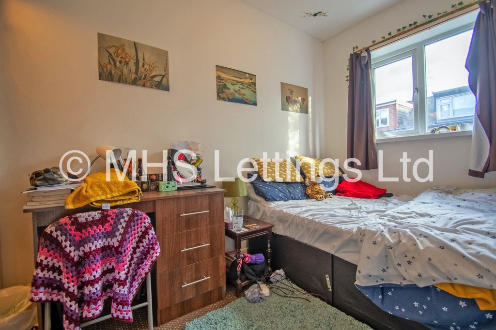 Photo of 5 Bedroom Mid Terraced House in 11 Ashville Grove, Leeds, LS6 1LY