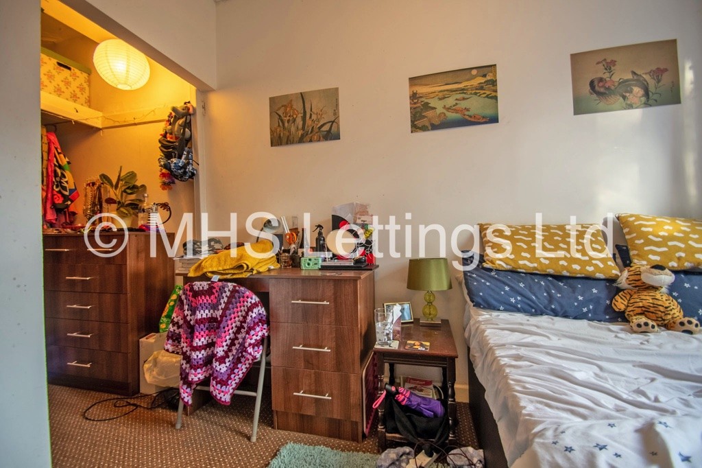 Photo of 5 Bedroom Mid Terraced House in 11 Ashville Grove, Leeds, LS6 1LY