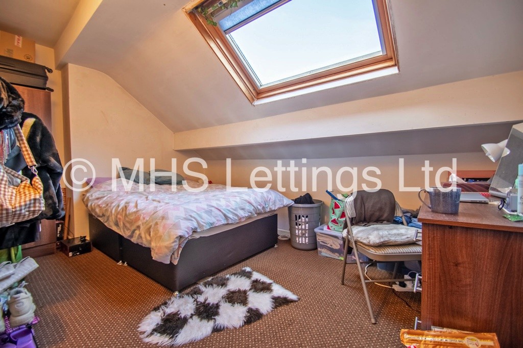 Photo of 5 Bedroom Mid Terraced House in 11 Ashville Grove, Leeds, LS6 1LY