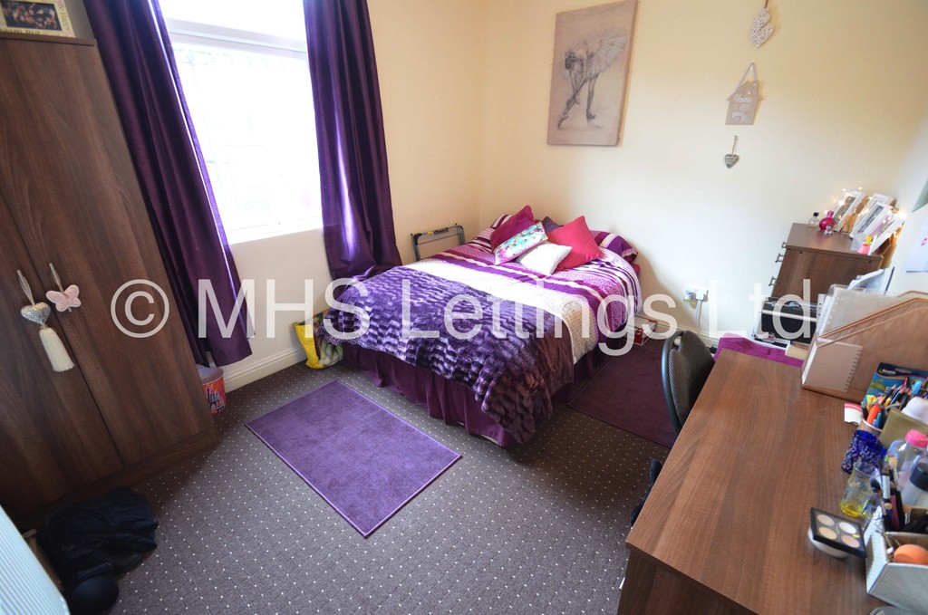 Photo of 5 Bedroom Mid Terraced House in 18 Ashville Avenue, Leeds, LS6 1LX