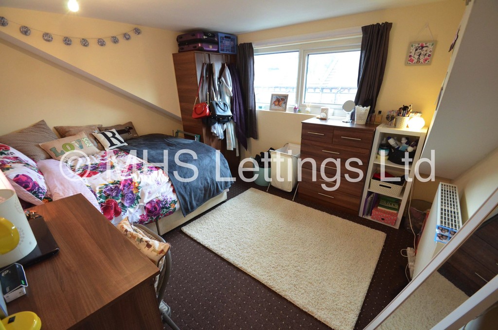 Photo of 5 Bedroom Mid Terraced House in 18 Ashville Avenue, Leeds, LS6 1LX