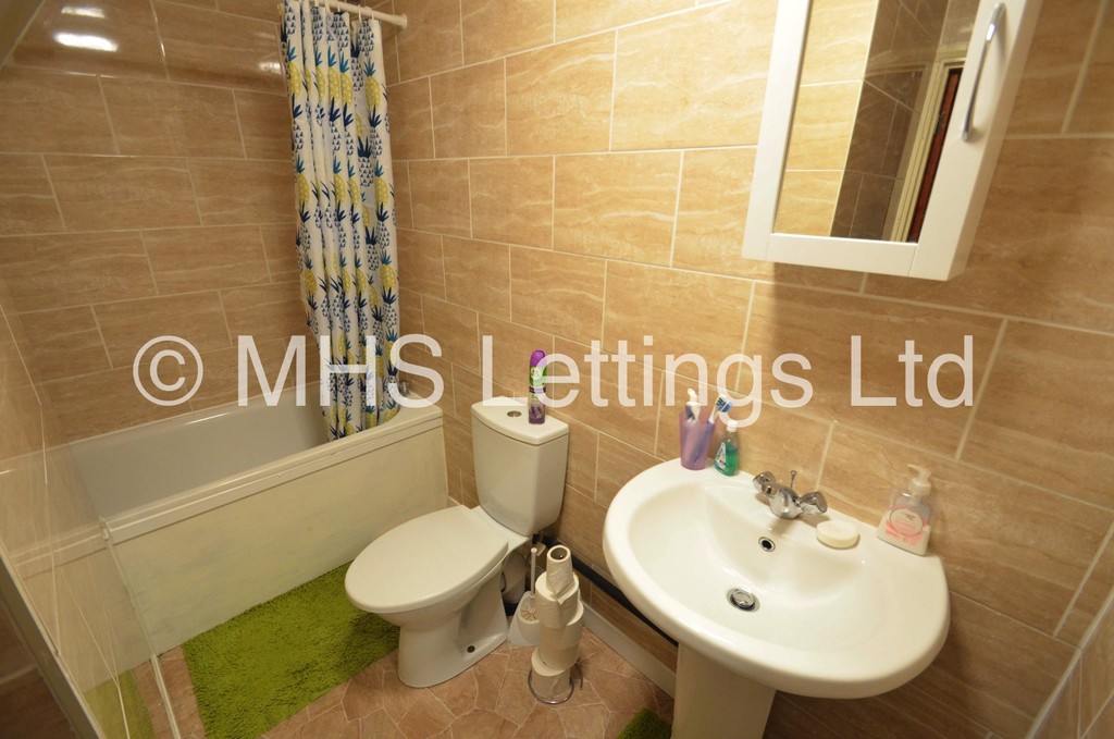 Photo of 5 Bedroom Mid Terraced House in 18 Ashville Avenue, Leeds, LS6 1LX