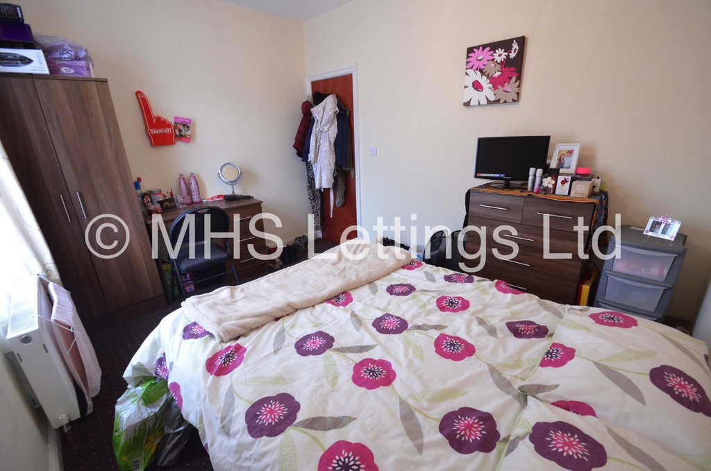 Photo of 5 Bedroom Mid Terraced House in 18 Ashville Avenue, Leeds, LS6 1LX