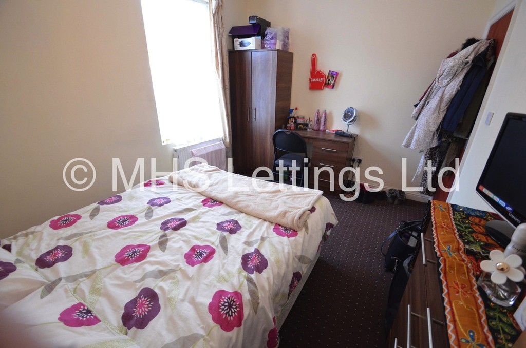 Photo of 5 Bedroom Mid Terraced House in 18 Ashville Avenue, Leeds, LS6 1LX