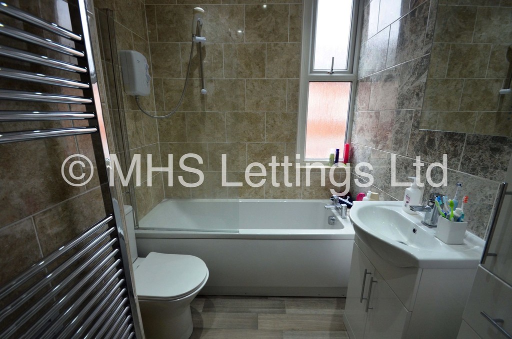 Photo of 4 Bedroom Mid Terraced House in 16 Ashville Avenue, Leeds, LS6 1LX