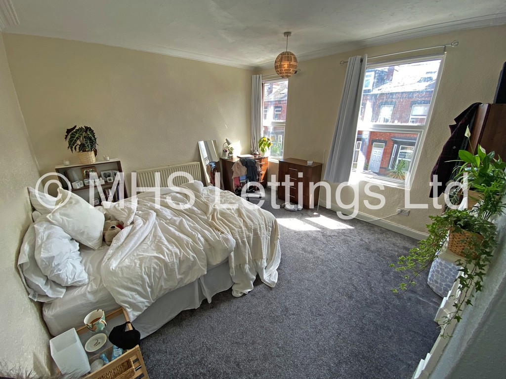 Photo of 4 Bedroom Mid Terraced House in 16 Ashville Avenue, Leeds, LS6 1LX