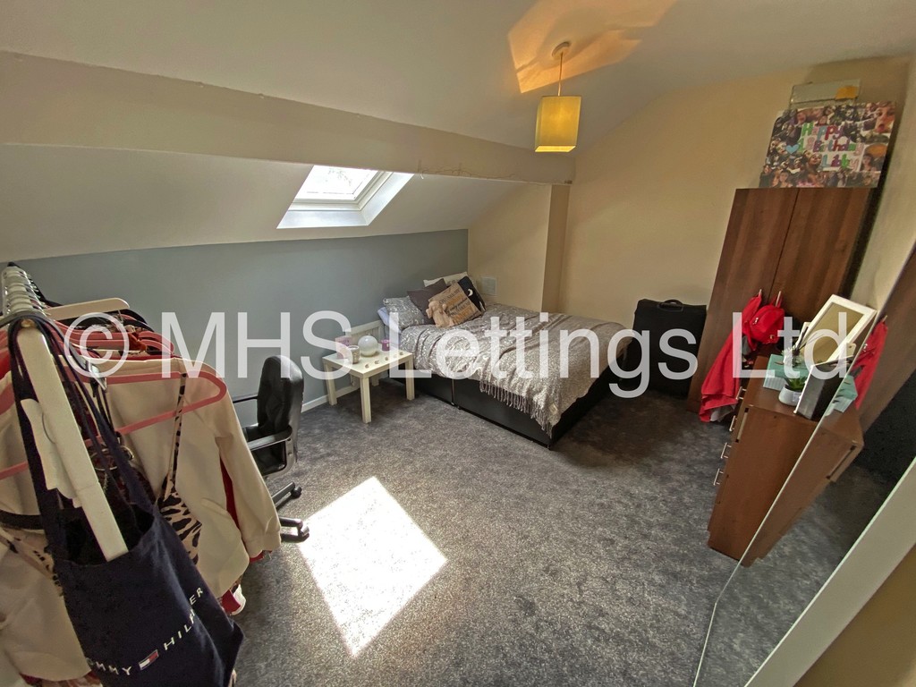 Photo of 4 Bedroom Mid Terraced House in 16 Ashville Avenue, Leeds, LS6 1LX