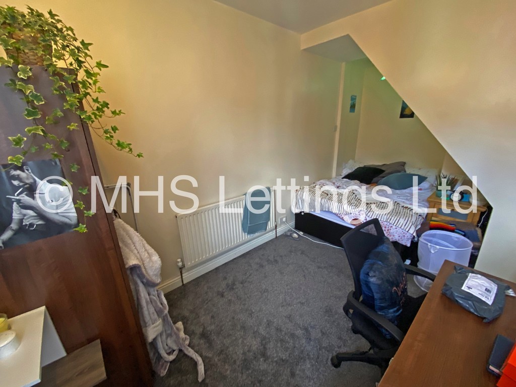 Photo of 4 Bedroom Mid Terraced House in 16 Ashville Avenue, Leeds, LS6 1LX