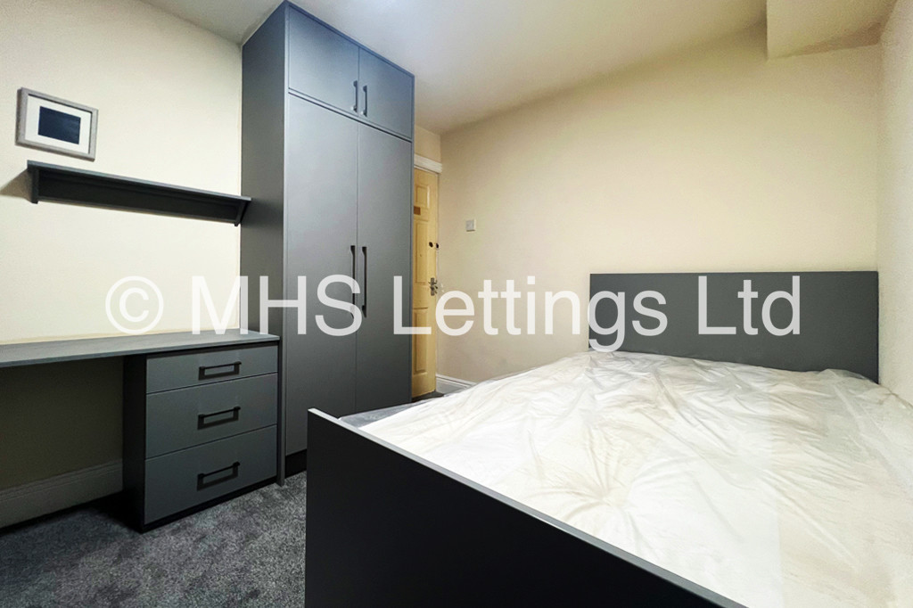 Photo of 3 Bedroom Ground Floor Flat in 41a Regent Park Terrace, Leeds, LS6 2AX