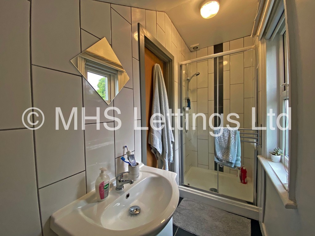 Photo of 7 Bedroom End Terraced House in 52 Victoria Road, Leeds, LS6 1DL
