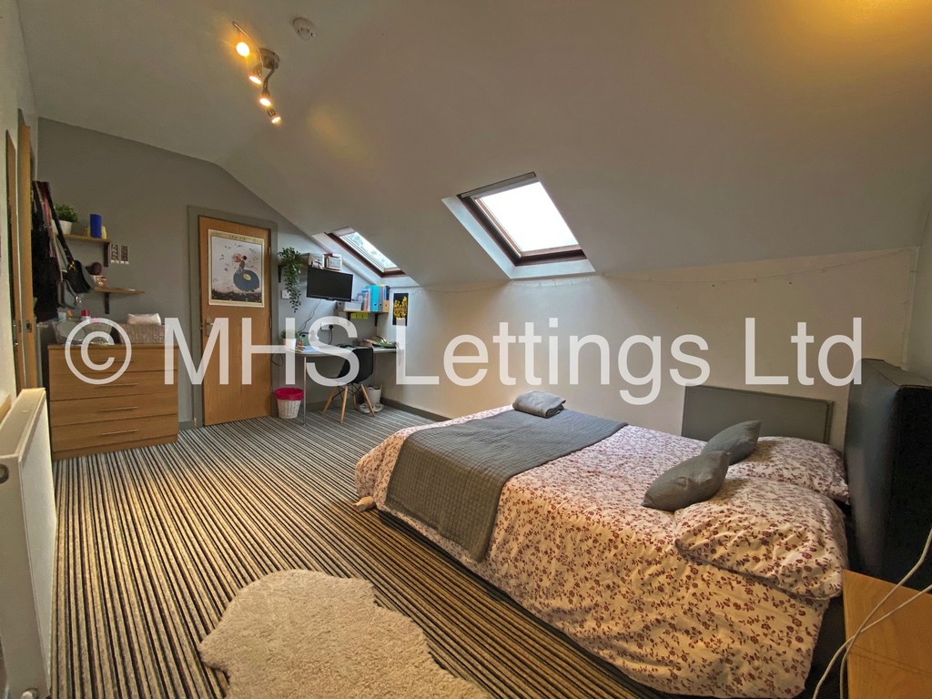 Photo of 7 Bedroom End Terraced House in 52 Victoria Road, Leeds, LS6 1DL