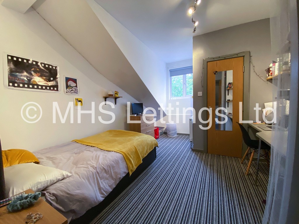 Photo of 7 Bedroom End Terraced House in 52 Victoria Road, Leeds, LS6 1DL