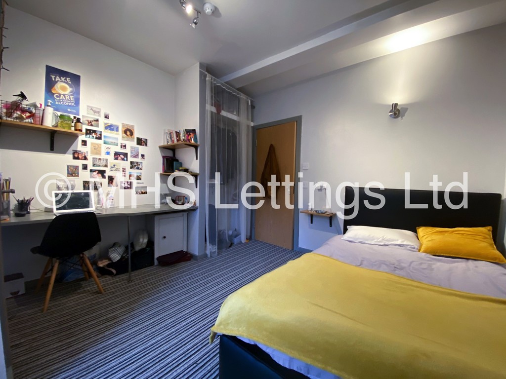 Photo of 7 Bedroom End Terraced House in 52 Victoria Road, Leeds, LS6 1DL