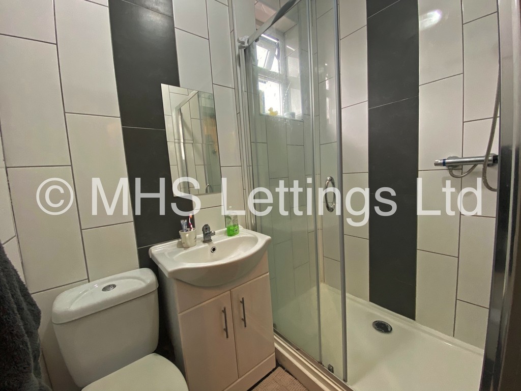 Photo of 7 Bedroom End Terraced House in 52 Victoria Road, Leeds, LS6 1DL