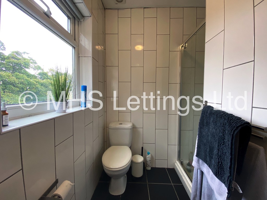 Photo of 7 Bedroom End Terraced House in 52 Victoria Road, Leeds, LS6 1DL