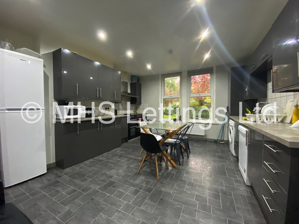 Photo of 7 Bedroom End Terraced House in 52 Victoria Road, Leeds, LS6 1DL