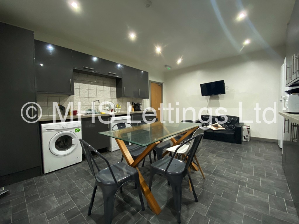 Photo of 7 Bedroom End Terraced House in 52 Victoria Road, Leeds, LS6 1DL