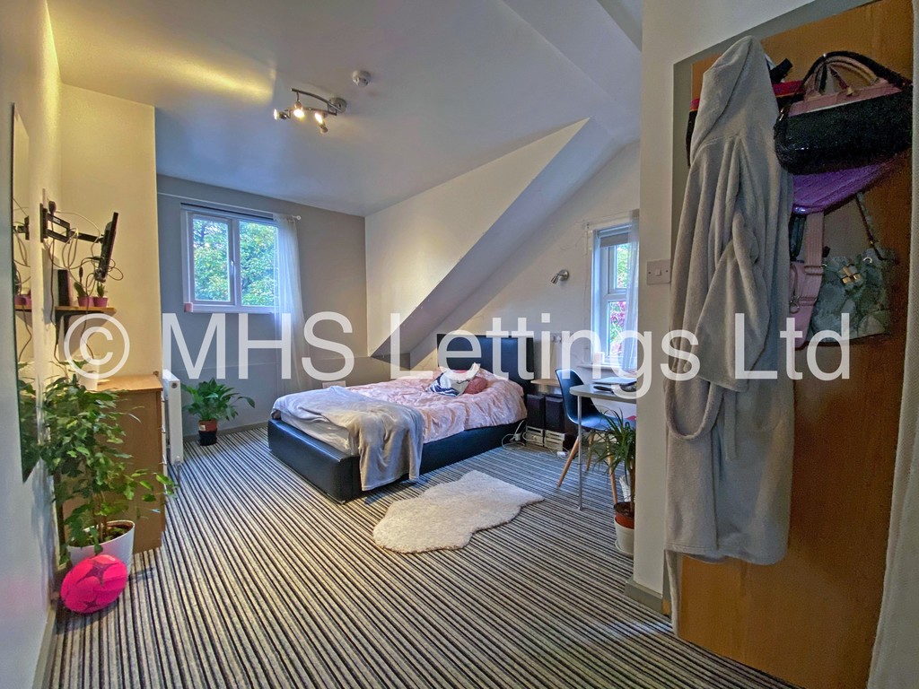 Photo of 7 Bedroom End Terraced House in 52 Victoria Road, Leeds, LS6 1DL