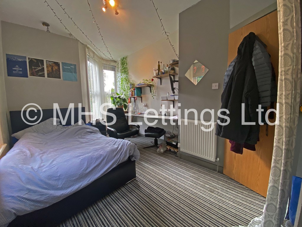 Photo of 7 Bedroom End Terraced House in 52 Victoria Road, Leeds, LS6 1DL